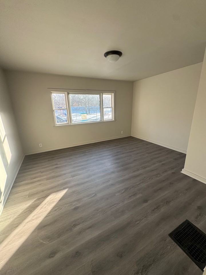 315 Center St - Photo 2 of 11