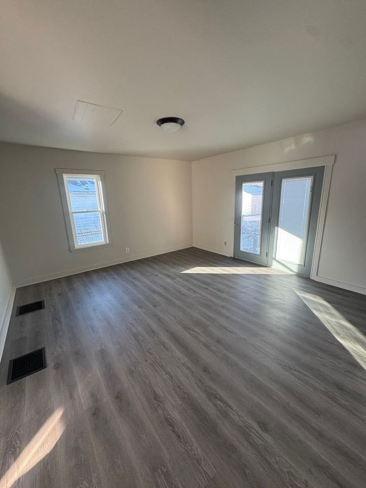 315 Center St - Photo 3 of 11