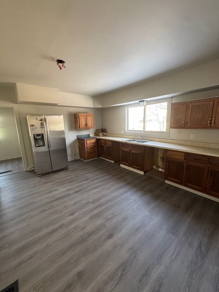 315 Center St - Photo 4 of 11