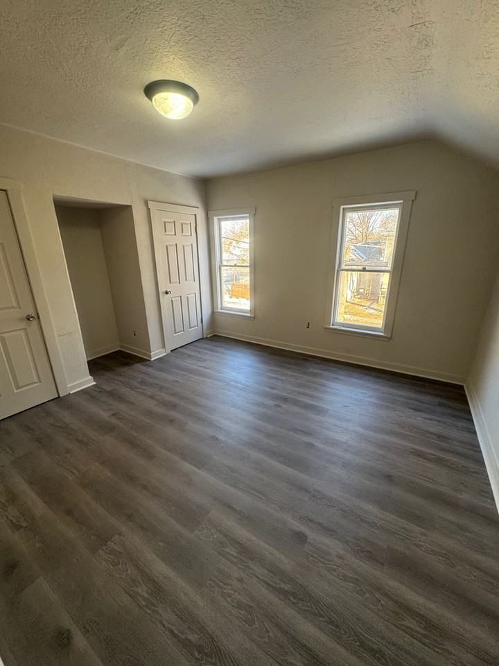 315 Center St - Photo 5 of 11