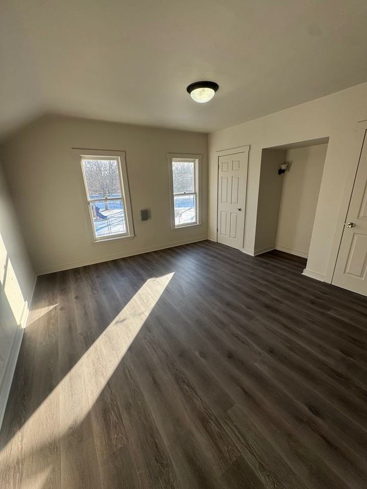 315 Center St - Photo 6 of 11