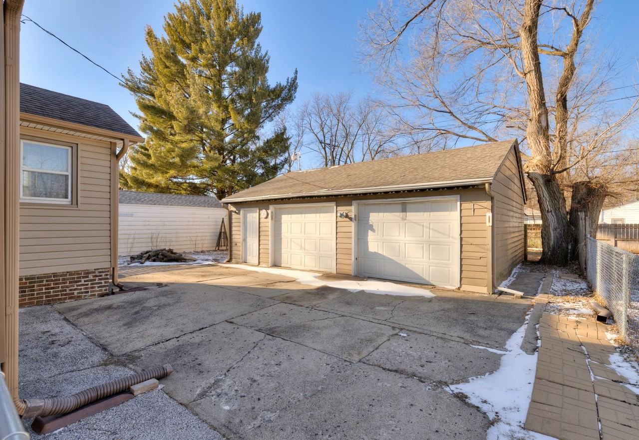 3620 E 7th St - Photo 3 of 32