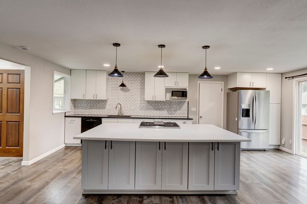 1231 Sw Ingleside Ct - Photo 2 of 23