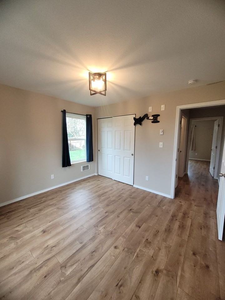 1218 W Spruce St - Photo 5 of 31