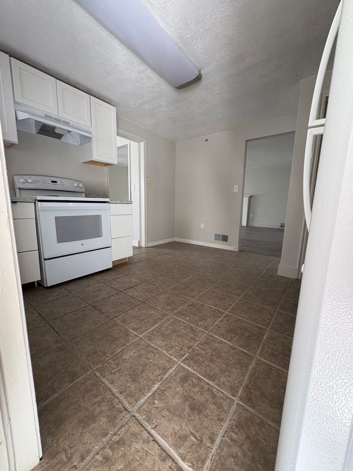 760 N 100 W - Photo 4 of 27