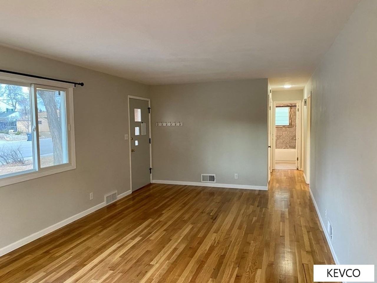 540 Sheldon Dr - Photo 4 of 21