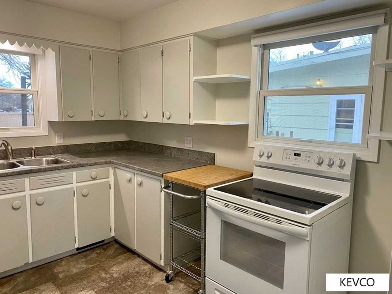 540 Sheldon Dr - Photo 5 of 21