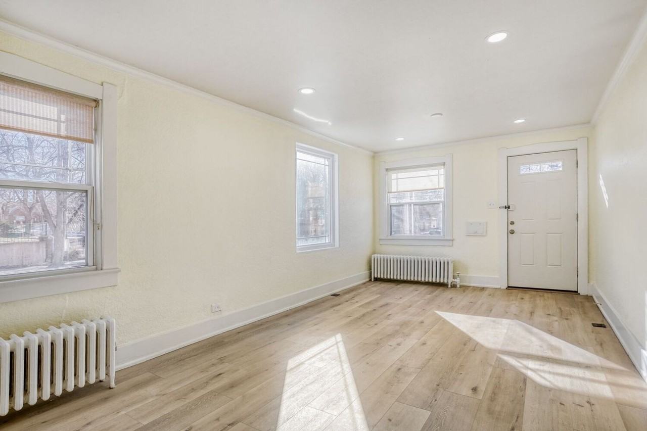 945 E Virginia Ave - Photo 2 of 11