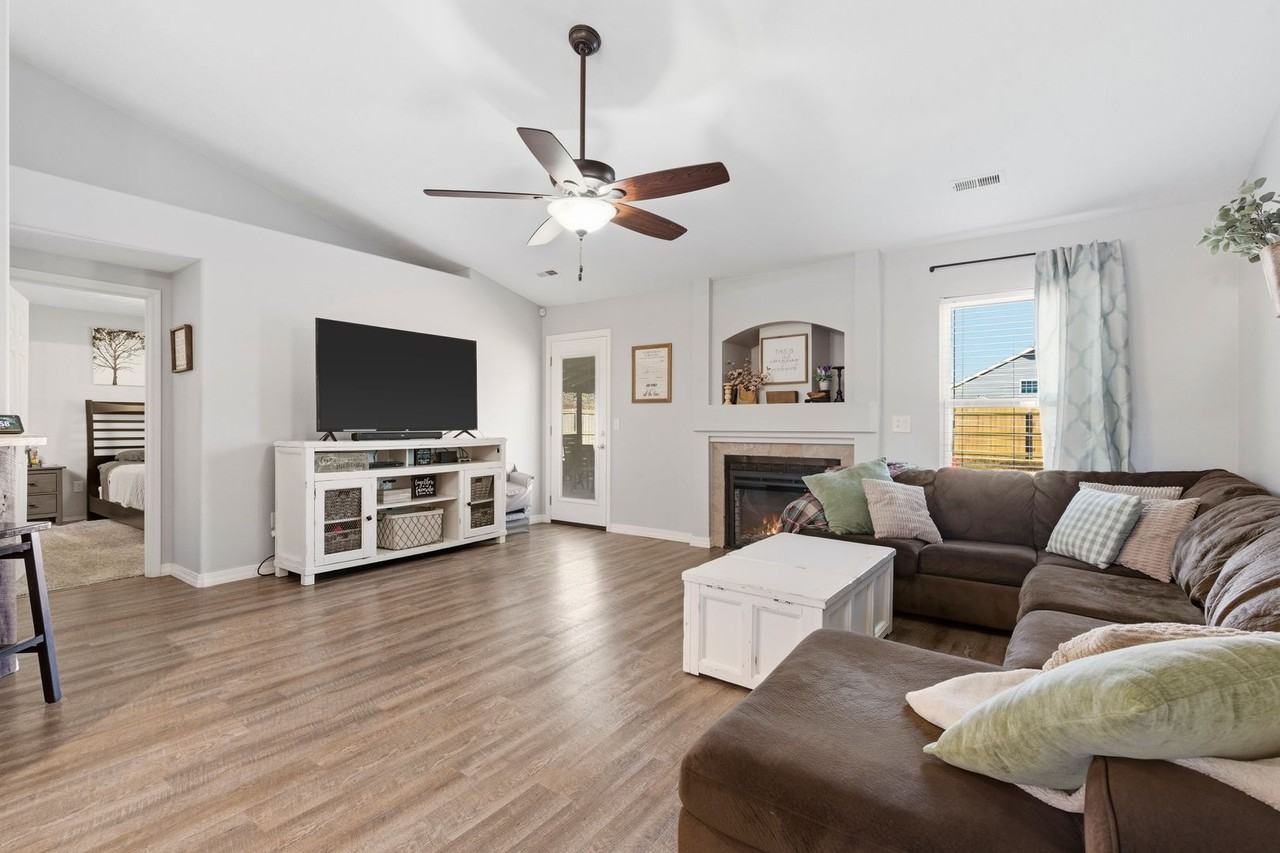 708 S Carriage Xing - Photo 4 of 25