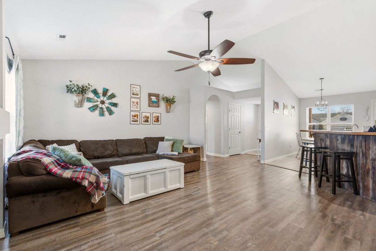 708 S Carriage Xing - Photo 5 of 25