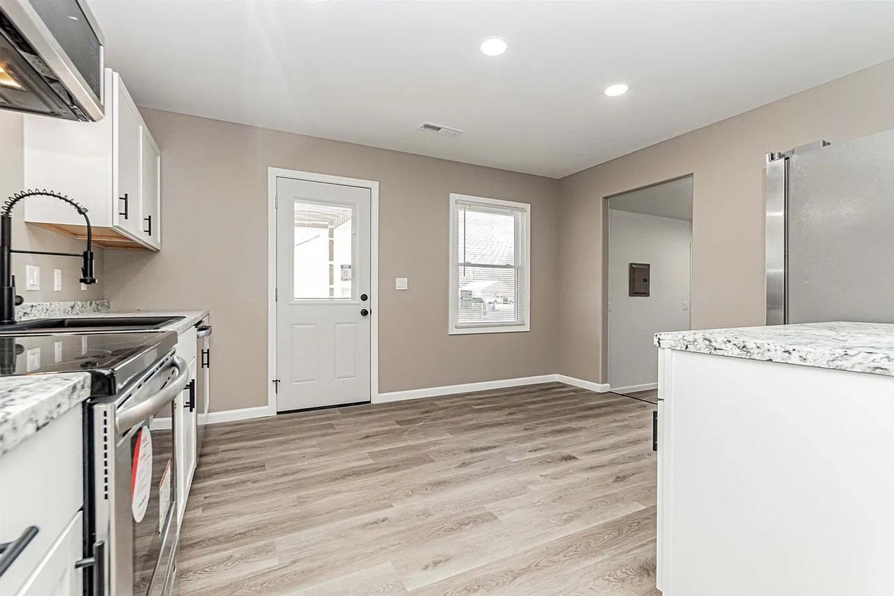 1010 Northwest Ave - Photo 5 of 13