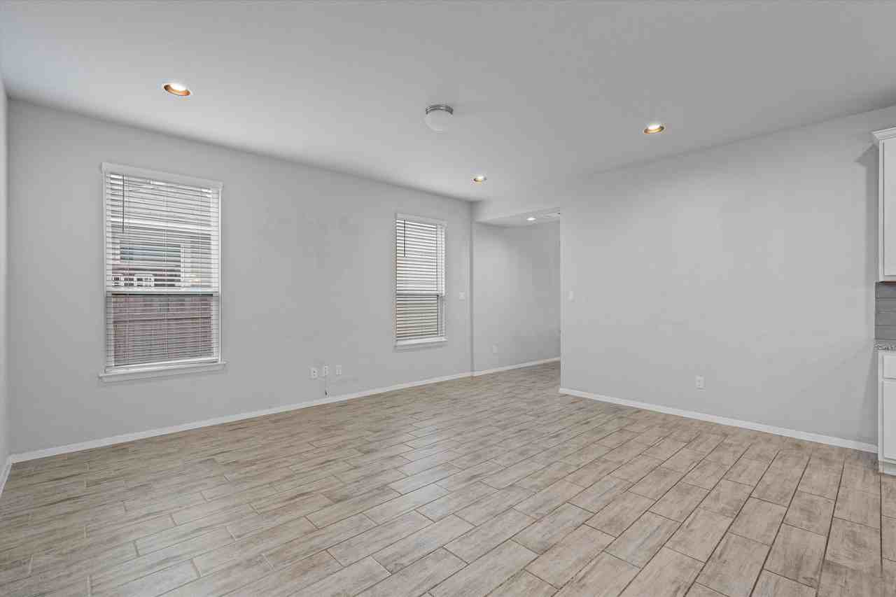 300 Delta Crst - Photo 7 of 36