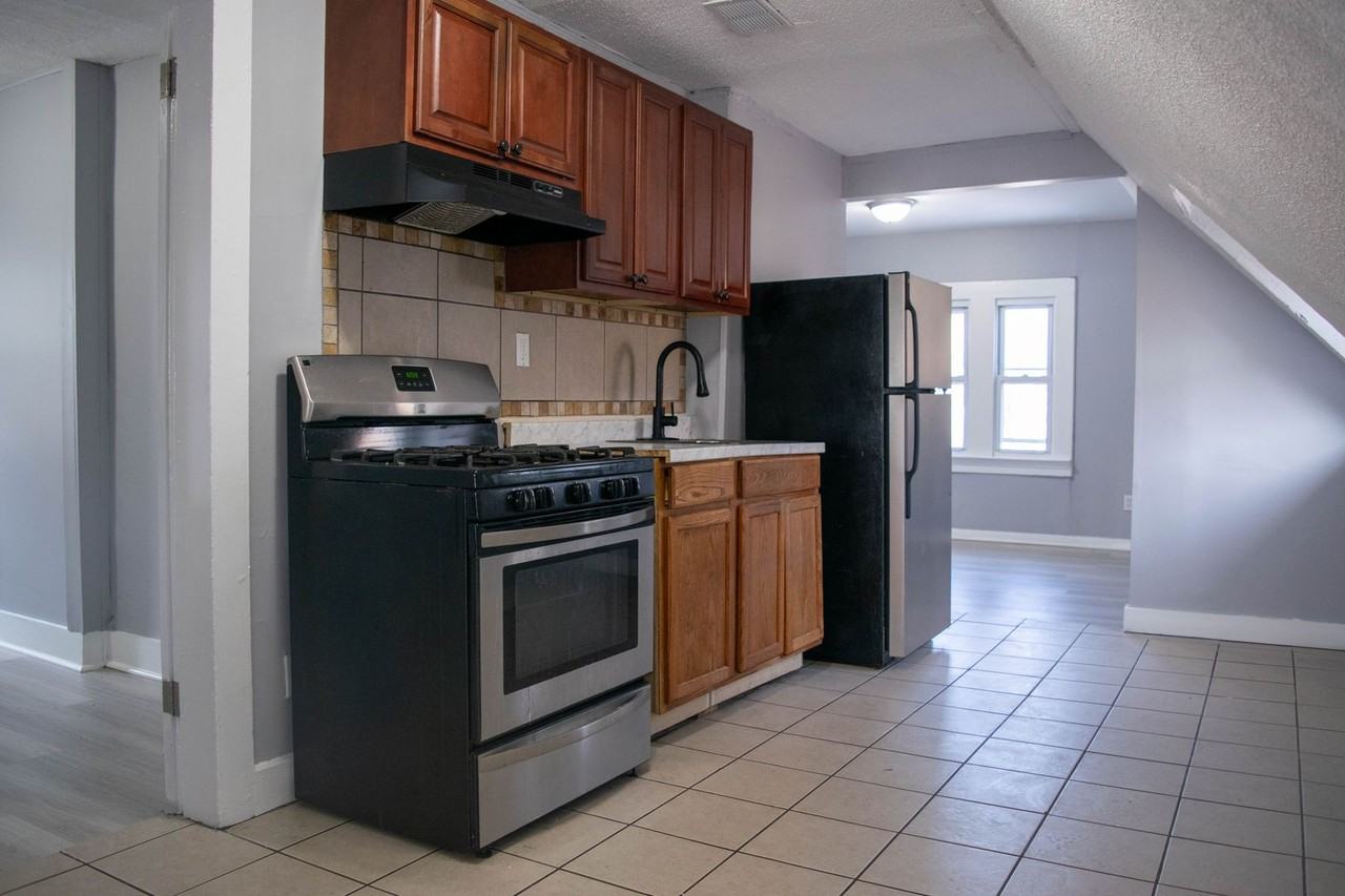 91 Henry St - Photo 2 of 9