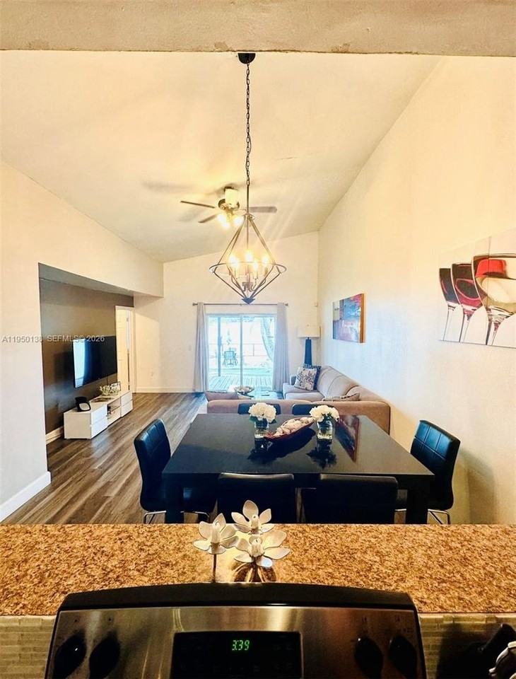 2433 Sw 58th Mnr - Photo 2 of 25