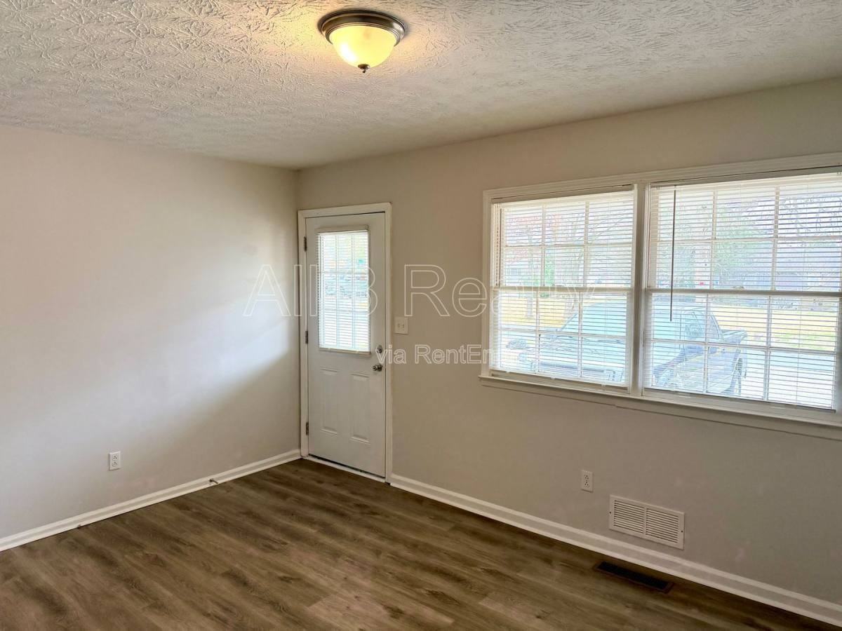 88 Church St - Photo 4 of 10