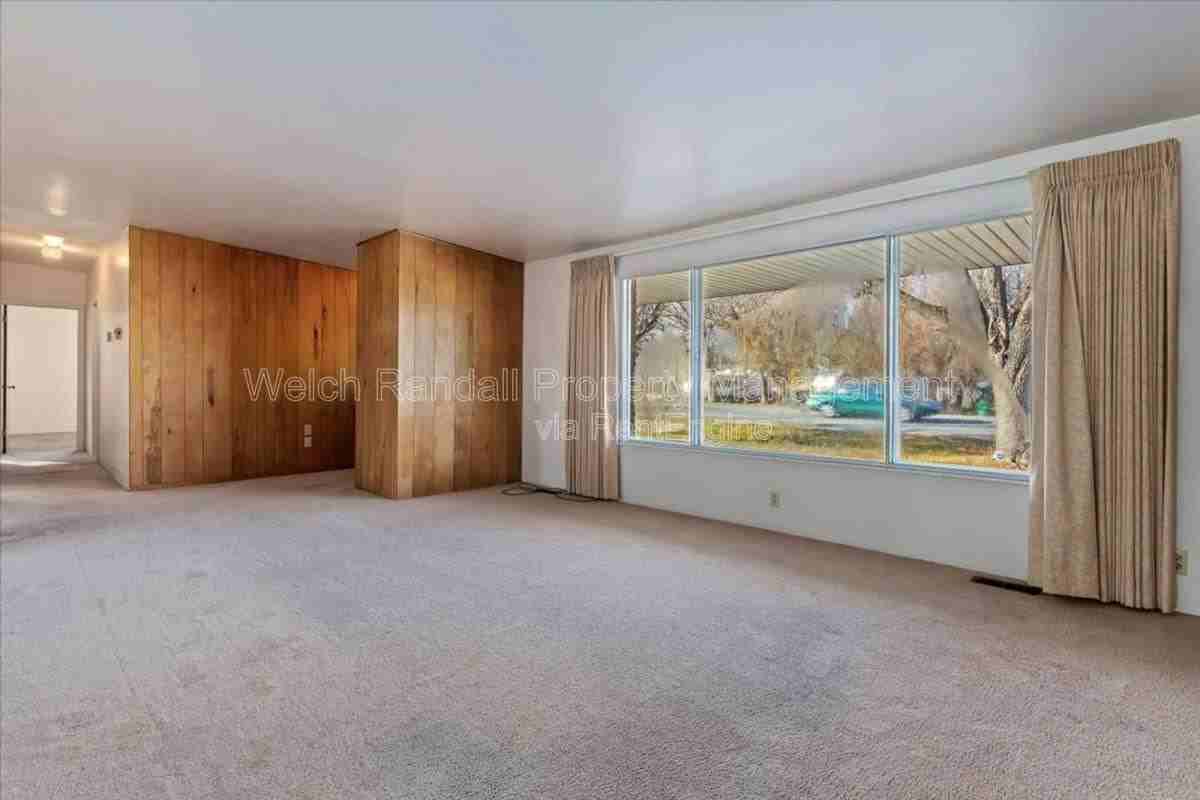 506 N Geneva Rd - Photo 3 of 10