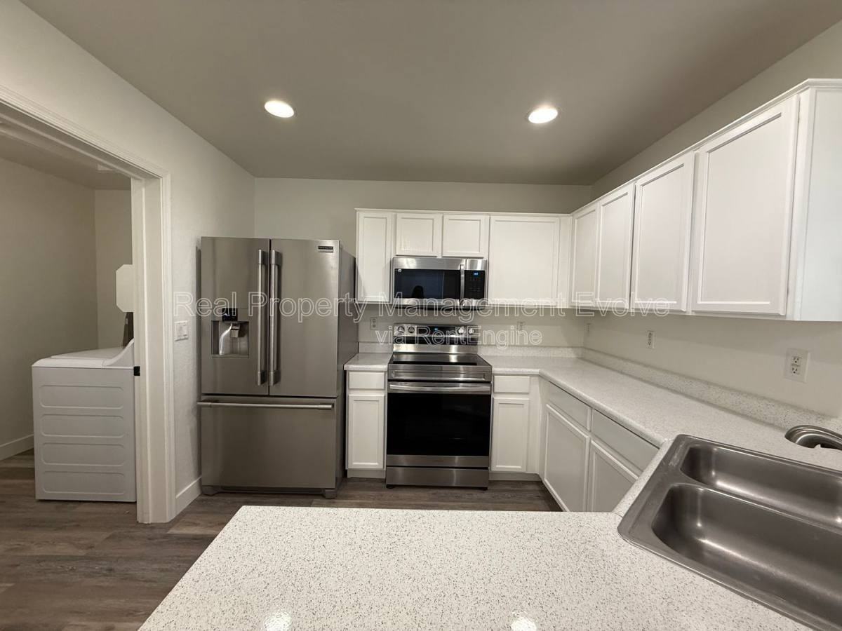 2809 N 107th Dr - Photo 2 of 10