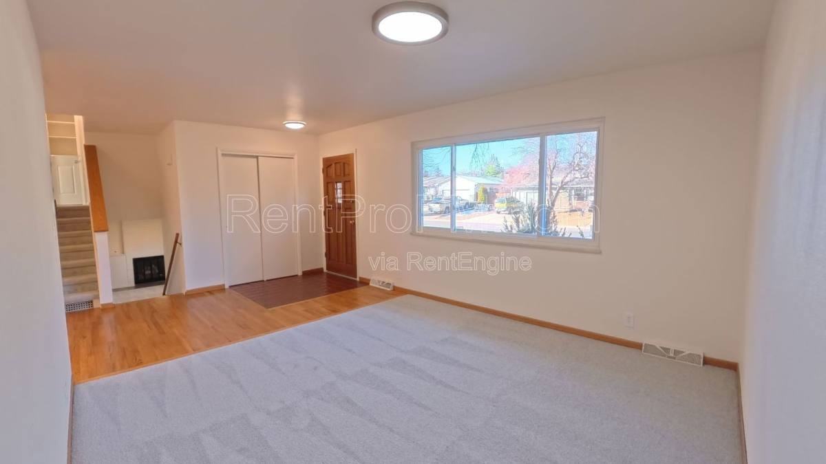 1028 Skyline Dr - Photo 3 of 10