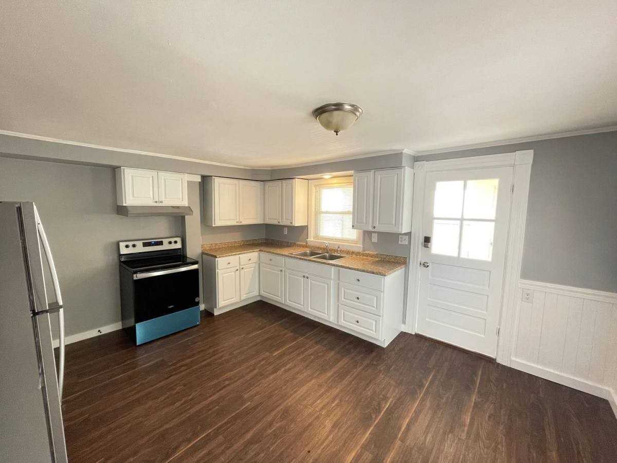 114 S Jewett St #3 - Photo 3 of 10