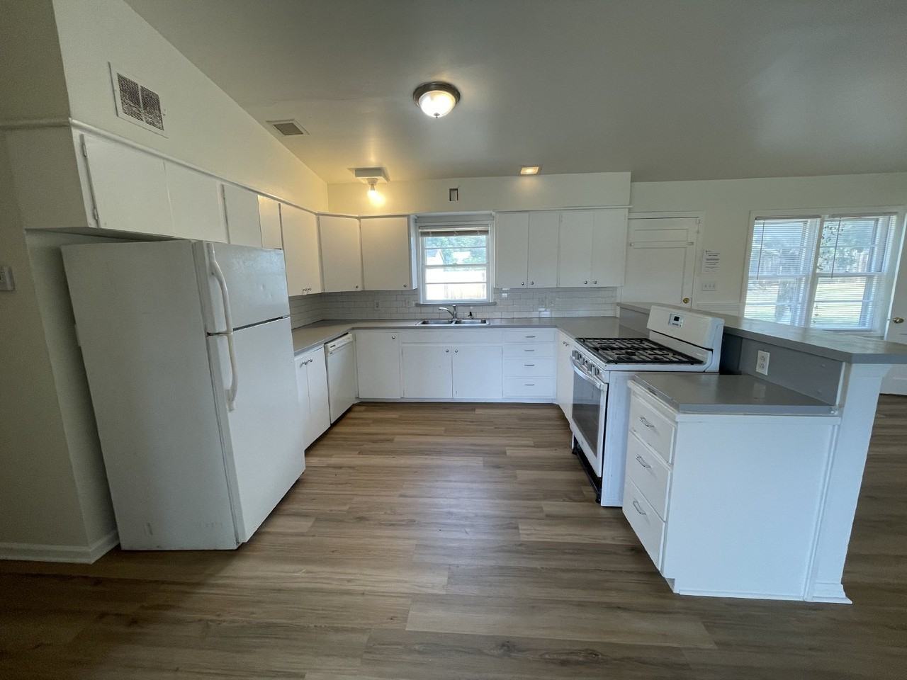 2023 Nw 40th St - Photo 5 of 28