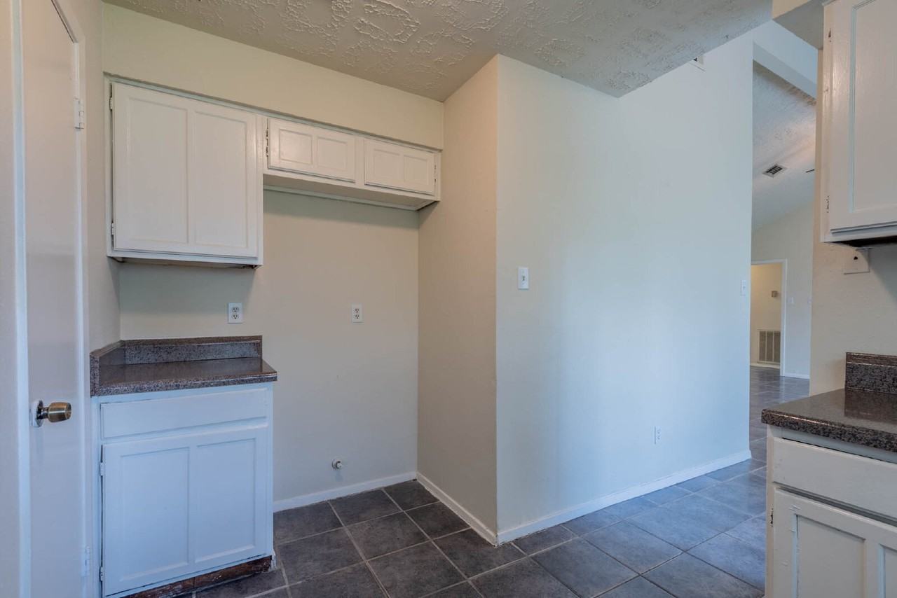 8314 Poplar Ridge Ln - Photo 3 of 18