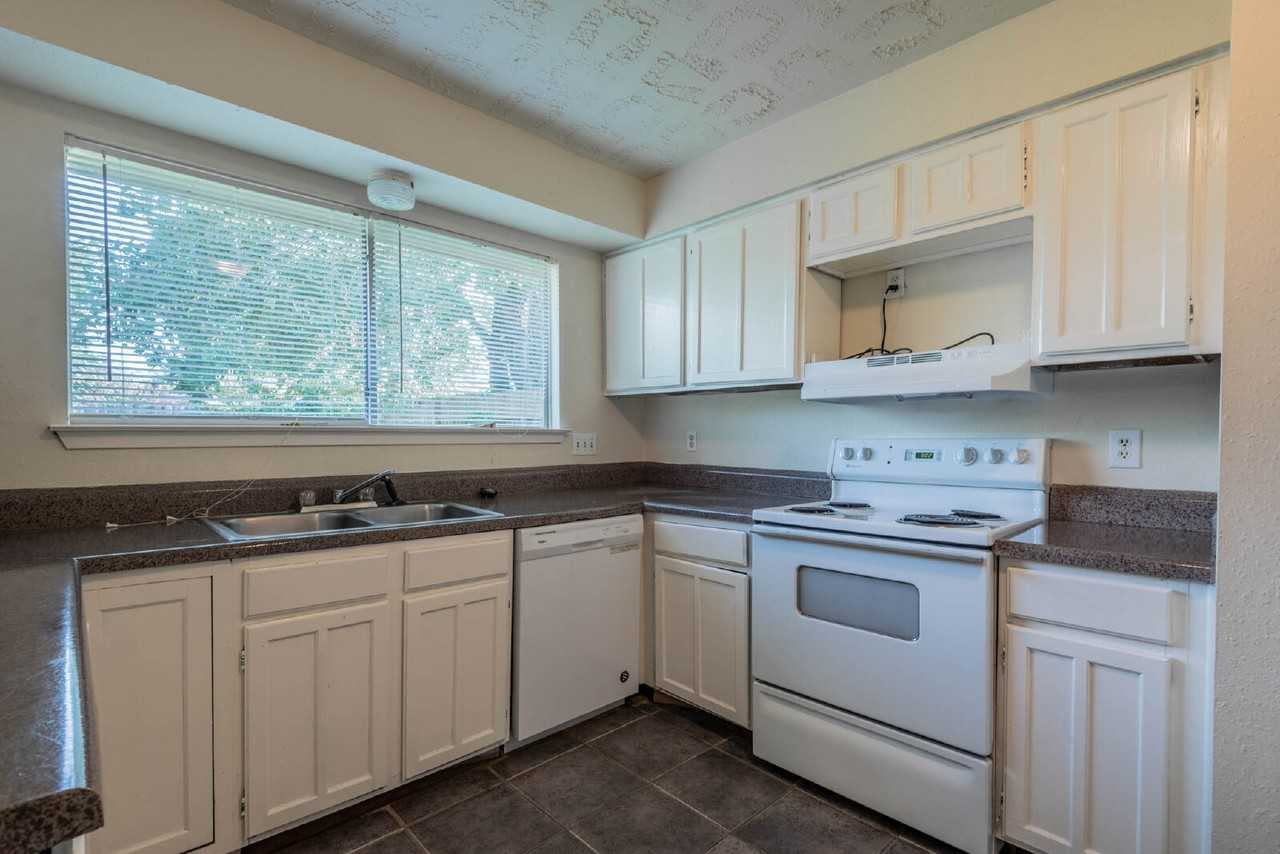 8314 Poplar Ridge Ln - Photo 4 of 18