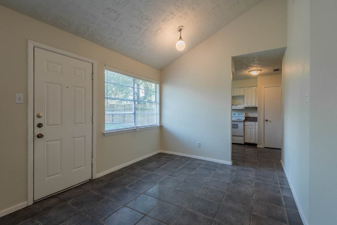 8314 Poplar Ridge Ln - Photo 7 of 18