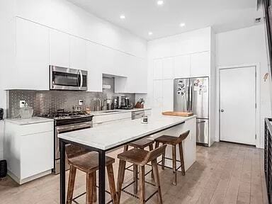 986 Summit St - Photo 2 of 3