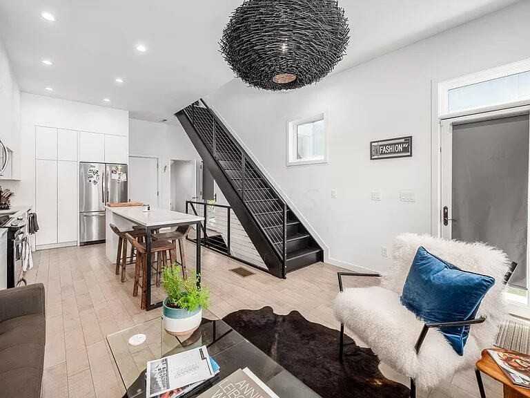 986 Summit St - Photo 3 of 3