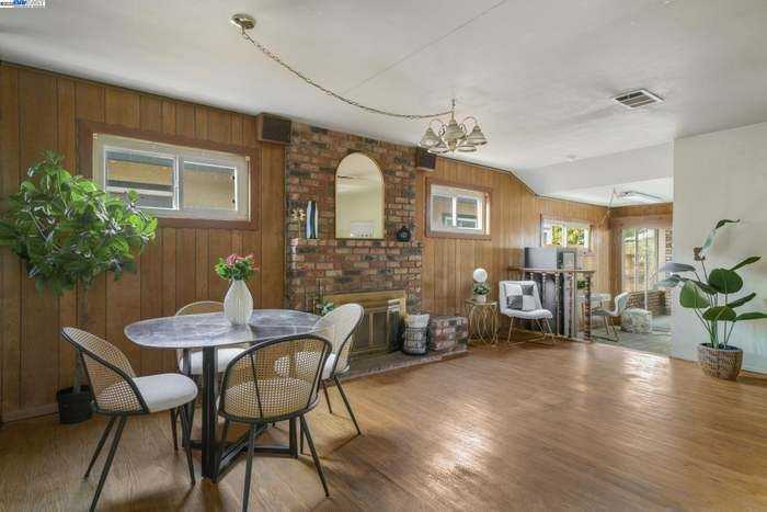 1031 Camellia Dr - Photo 5 of 12