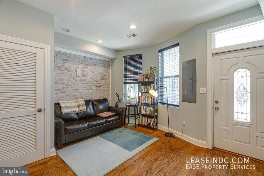 604 Harvard St Nw #A - Photo 3 of 34