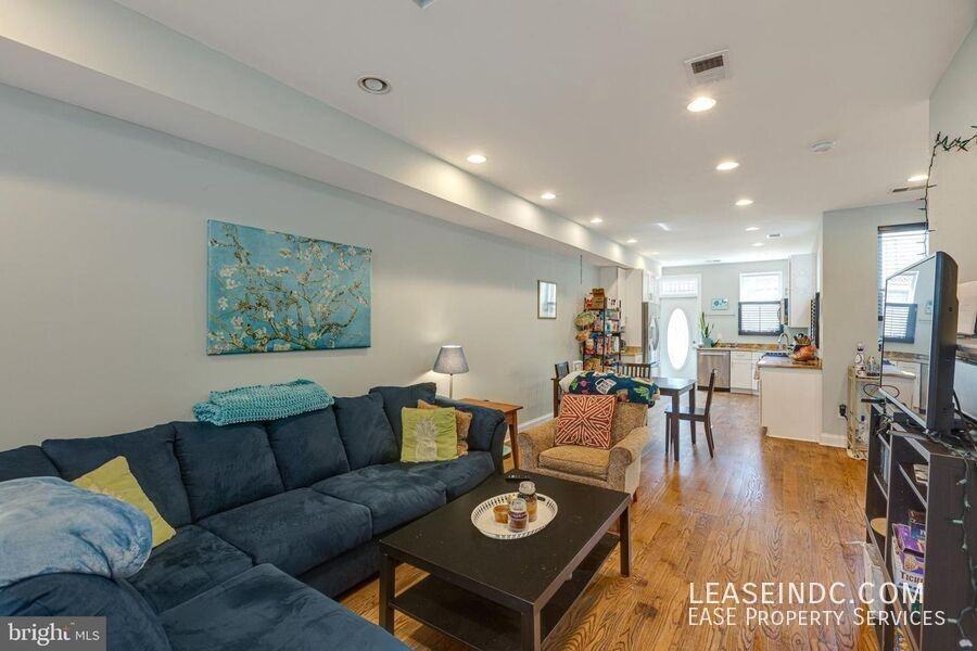 604 Harvard St Nw #A - Photo 5 of 34