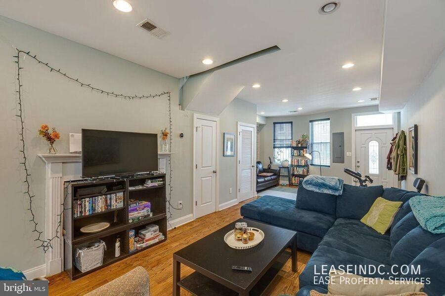 604 Harvard St Nw #A - Photo 7 of 34