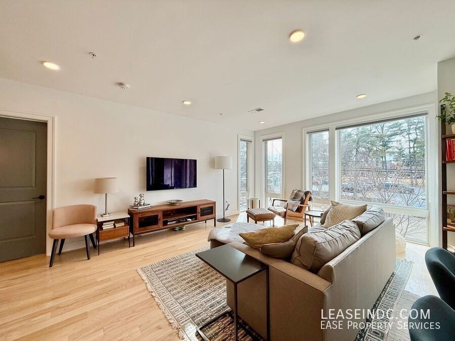 4335 Harrison St Nw #5 - Photo 4 of 23