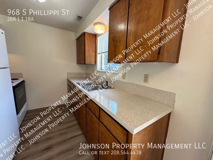 968 S Phillippi St - Photo 4 of 14