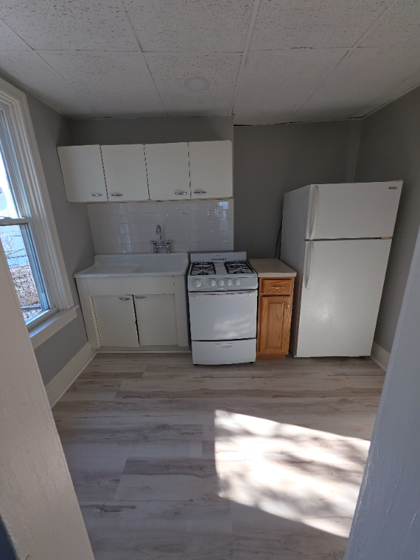 2418 State St #4 - Photo 3 of 9