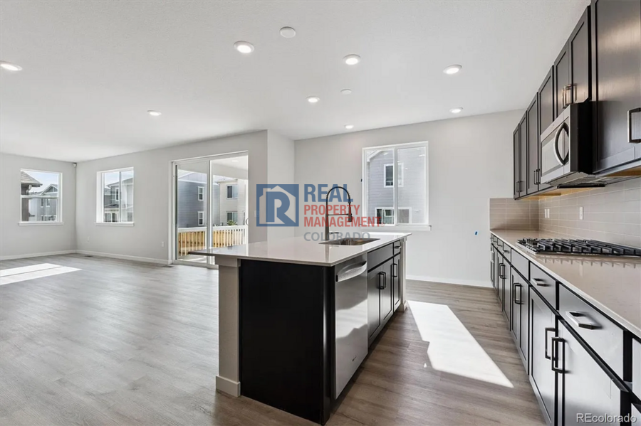 1390 Loraine Cir N - Photo 5 of 31