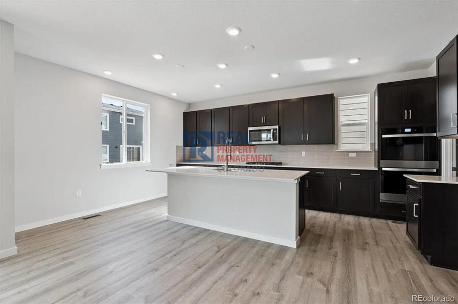 1390 Loraine Cir N - Photo 7 of 31