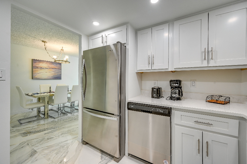 320 Seaview Ct #1002 - Photo 7 of 20