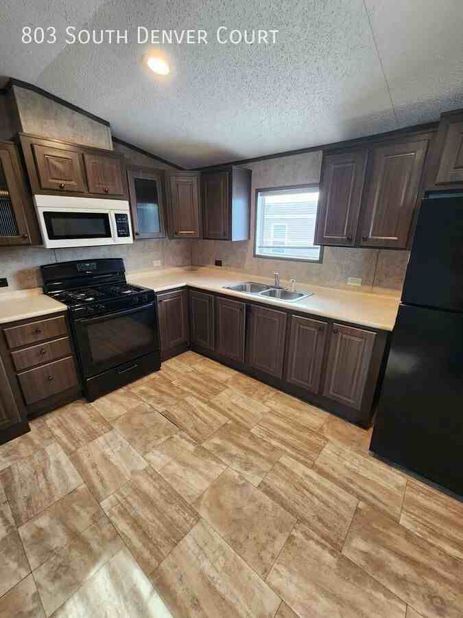 803 S Denver St - Photo 3 of 4