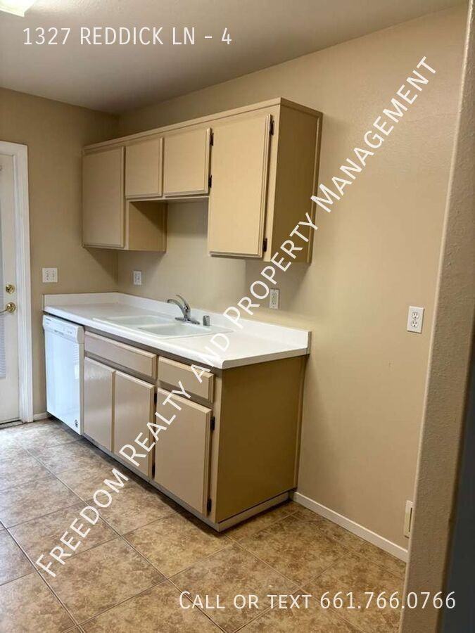 1327 Reddick Ln #4 - Photo 3 of 11