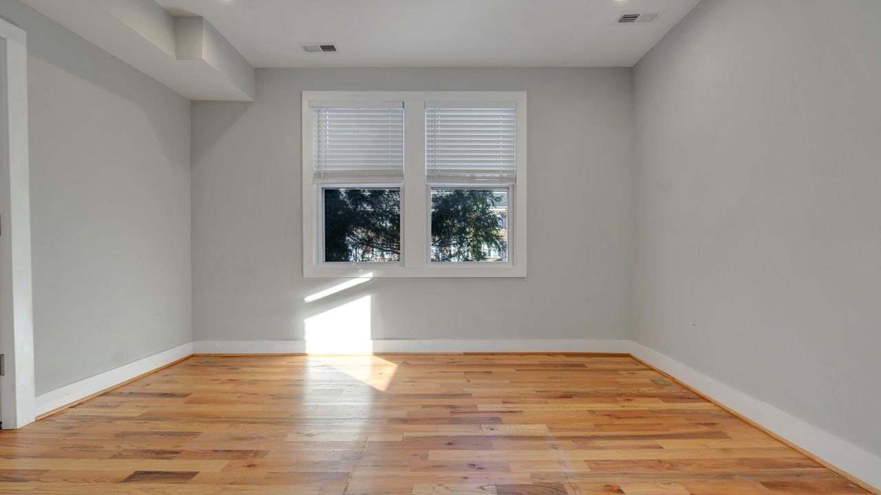 1911 M St Ne #1 - Photo 4 of 15