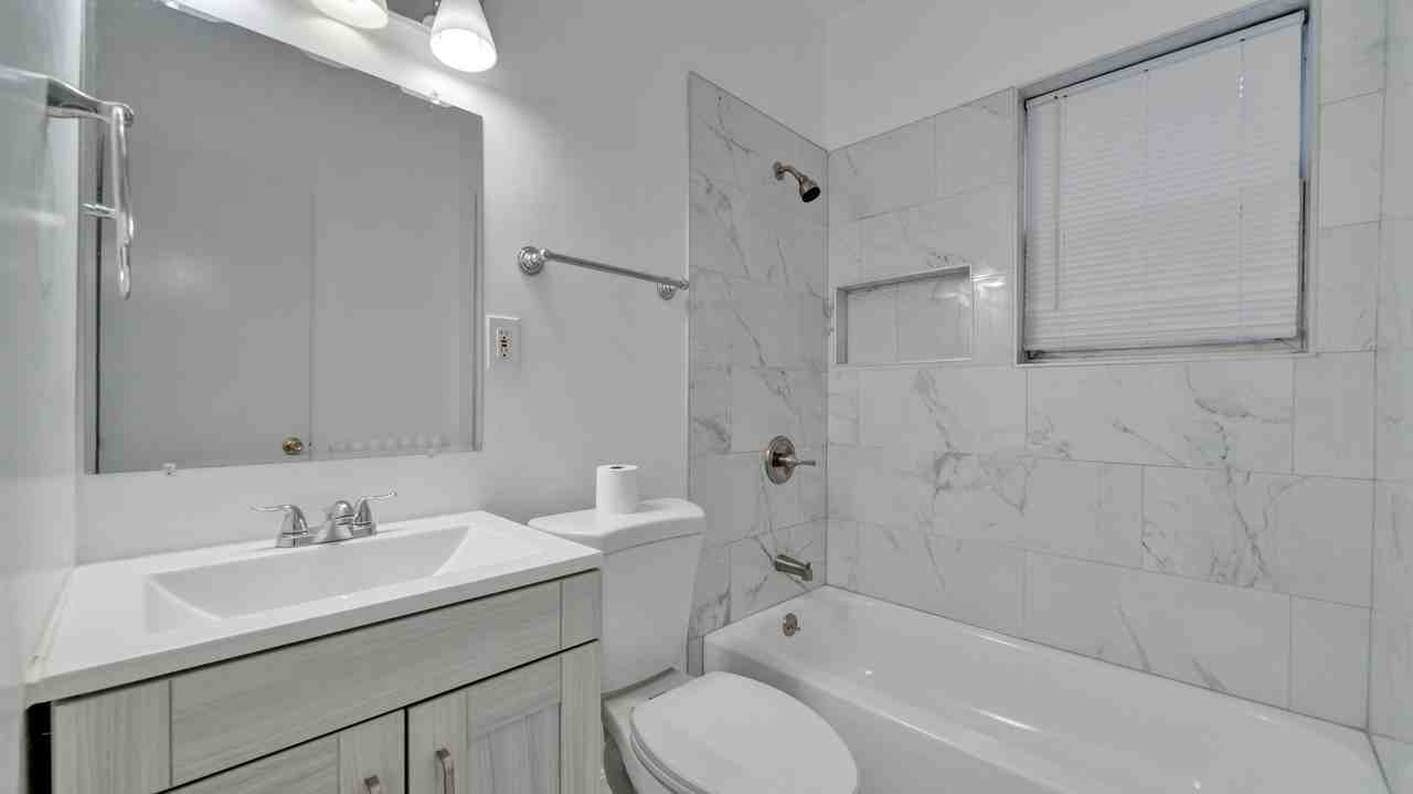 1528 E St Se - Photo 5 of 21