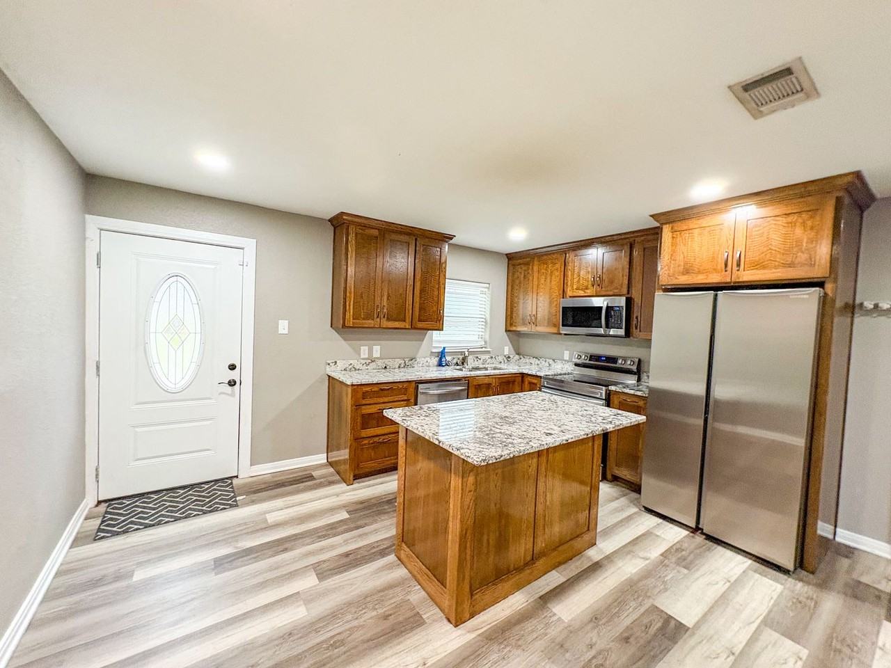 110 Brewster St - Photo 5 of 6