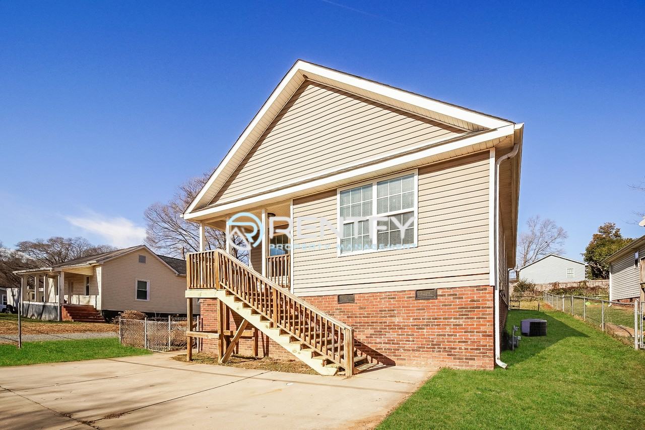 1110 Mason St - Photo 2 of 21