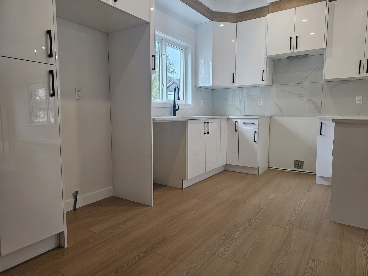 15315 95 Avenue Northwest - 1 Main #1MAIN - Photo 2 of 10