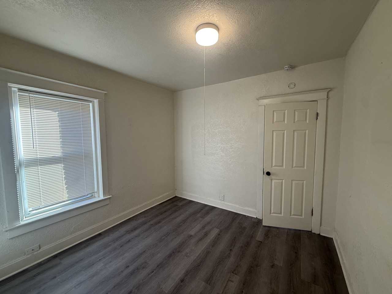 3206 East 11th Street - 1 E #1E - Photo 6 of 10