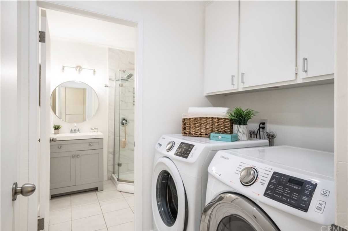 1304 12th St #B - Photo 2 of 7