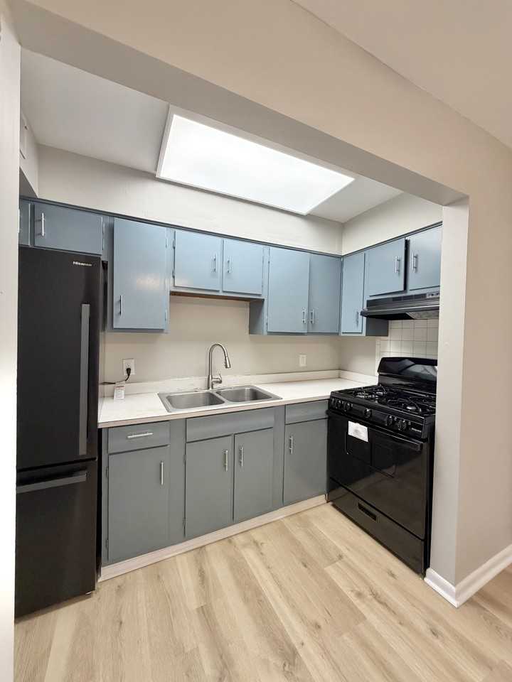 510 Holiday Dr #604 - Photo 2 of 13