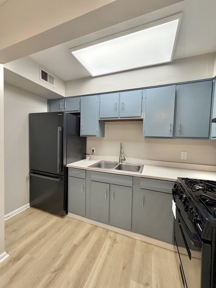 510 Holiday Dr #604 - Photo 3 of 13